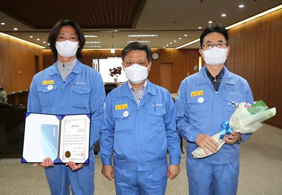 지난해 12월 28일 김학동 포항제철소 부회장(가운데)이 포스튜브 경진대회 최우수상 수상자들과 기념사진을 찍고 있다. [사진=포스코]