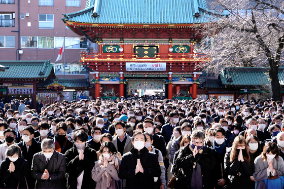 지난 4일 도쿄 간다묘진 신사에서 사람들이 새해 사업 번창과 경제 번영을 기원하고 있다. [EPA=연합뉴스]