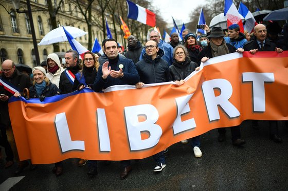 프랑스에서 열린 '백신패스 의무 도입 반대' 시위. 시위대들은 '자유'라고 쓰인 플래카드를 들고 마스크를 쓰지 않은 채 거리를 행진하고 있다. 연합뉴스