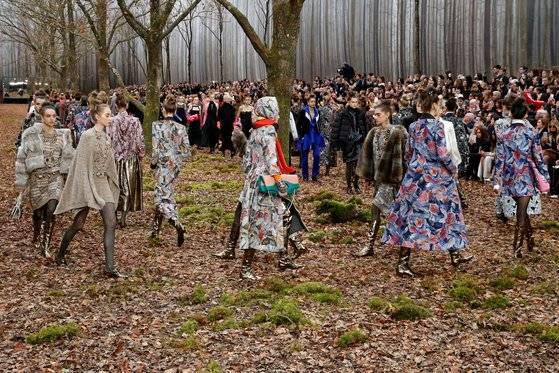 샤넬은 2018년 자연친화적인 패션쇼 무대를 연출하기 위해 100년 된 나무를 자르고 이끼를 심어 환경단체로부터 거센 비난을 받았다. 연합뉴스