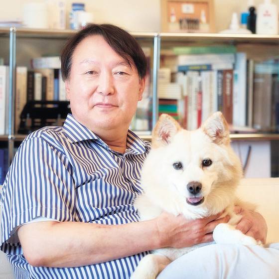 윤석열 국민의힘 대선 후보가 자신의 페이스북에 공개했던 반려견 토리와의 사진. 페이스북 캡처