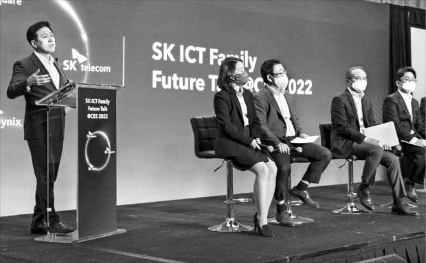SK스퀘어, SK텔레콤, SK하이닉스 경영진이 ‘CES 2022’가 열린 미국 라스베이거스에서 기자 간담회를 열고 질의 응답을 하고 있다. 왼쪽부터 박정호 SK스퀘어 부회장, 류수정 SK텔레콤 AI액셀러레이터 담당, 유영상 SK텔레콤 사장, 이석희 SK하이닉스 사장, 노종원 SK하이닉스 사장.  SK텔레콤 제공