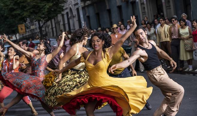 영화 <웨스트 사이드 스토리>(2021)의 한 장면. 아니타(아리아나 데보스·가운데)가 노란 드레스를 입고 춤추고 있다. 월트디즈니컴퍼니 코리아 제공