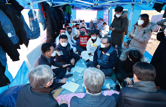 CJ Logistics unionized workers on strike meet with Rep. Kim Ju-young, Democratic Party (DP) lawmaker and DP presidential candidate Lee Jae-myung campaign worker, on Monday in front of the company's headquarters in Jung District, central Seoul. [YONHAP]