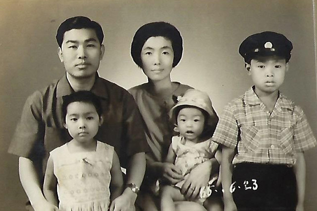김의식(오른쪽) 목사가 초등학교 시절 부모님, 두 여동생과 함께 찍은 사진. 김 목사는 어릴적 큰 약방을 운영하시던 아버지 덕에 윤택한 가정 환경에서 살았으나 학교와 교회에서 문제아였다.