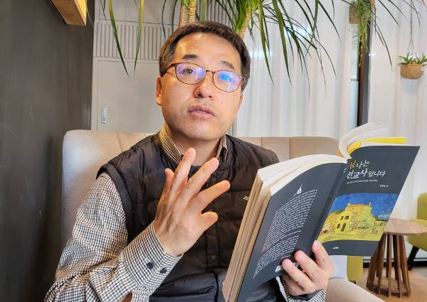 안홍철 한아봉사회 사무총장이 6일 서울 종로구의 한 카페에서 자신의 논문으로 엮은 단행본 ‘주님, 나는 선교사입니다’를 들고 선교사 소진에 대해 설명하고 있다.