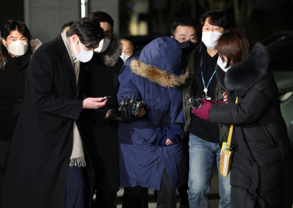 회삿돈 1980억원을 빼돌린 혐의로 구속된 오스템임플란트 직원 이모씨가 지난 6일 서울 강서경찰서로 들어서는 모습. 연합뉴스
