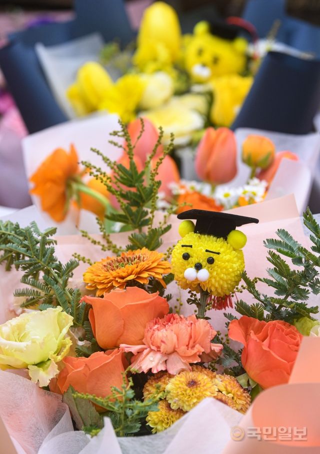 10일 서울 서초구 양재동 화훼공판장의 지하 꽃시장에서 졸업 꽃다발이 판매되고 있다.
