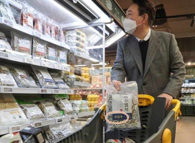윤석열 국민의힘 윤석열 대선 후보가 8일 서울 시내 한 대형마트에서 물건을 사고 있다. 국민의힘 선대위 제공. 연합뉴스