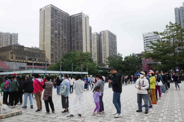 홍콩 주민들이 9일 웡타이신 지구에 마련된 코로나19 임시 검사소를 방문해 줄지어 서 있다. AFP연합뉴스
