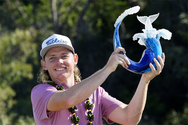 10일(한국시간) 미국 하와이 마우이섬의 카팔루아 리조트 플랜테이션 코스에서 막을 내린 PGA 투어 2022년 개막전 센트리 토너먼트 오브 챔피언스에서 우승한 캐머런 스미스가 트로피를 들고 환하게 웃고 있다.  [AP = 연합뉴스]