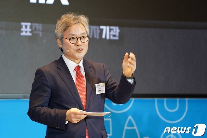 (서울=뉴스1) = 손혁상 코이카 이사장이 2일 서울 송파구 롯데월드타워에서 열린 ‘2021 KOICA Innovation Day(혁신적 개발협력 사업 성과 공유회)’에서 환영사를 하고 있다. (코이카 제공) 2021.12.2/뉴스1