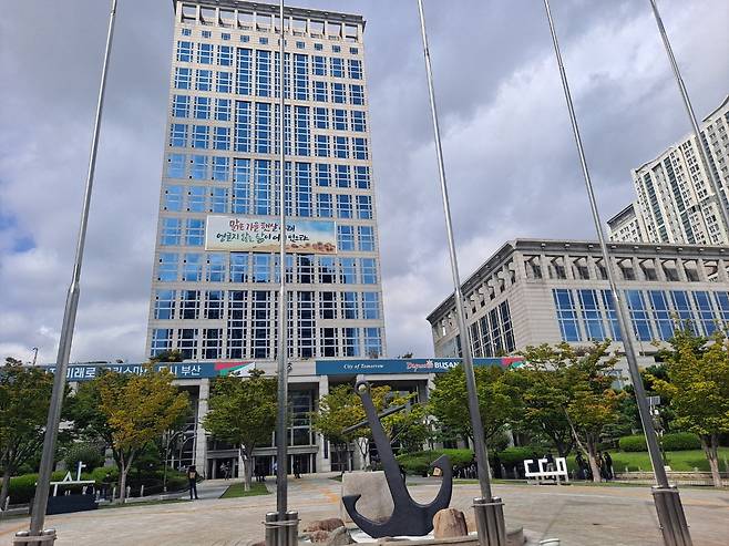 부산시는 10일 2022년 노후 경유차 조기폐차와 1t LPG화물 신차 보조금 지원을 고시했다. 사진은 부산시청 전경/사진=박비주안 기자