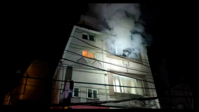 10일 오전 서울 마포구 상수동의 한 상가주택 3층에서 화재가 발생했다. 불은 50분 만에 꺼졌다. 화재 당시 모습. [마포소방서 제공]