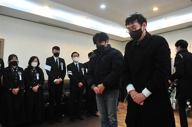 [광주=뉴시스] 이영주 기자 = 영화 '1987'을 제작한 영화감독 장준환(사진 오른쪽)씨가 10일 오전 광주 조선대병원장례식장에 차려진 고(故)배은심 여사의 빈소를 조문하고 있다. 이한열 열사의 어머니인 배 여사는 지난 9일 오전 향년 82세의 일기로 별세했다. 2022.01.10.leeyj2578@newsis.com