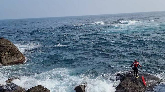 [울진=뉴시스] 이바름 기자 = 10일 오전 11시 10분께 경북 영덕군 사진2리 앞 바다에서 낚시하던 70대 남녀가 물에 빠졌다는 신고가 접수됐다. 사진은 울진해양경찰서 해경구조대가 익수자 구조를 위해 입수하는 장면.(사진=울진해양경찰서 제공) 2022.01.10. photo@newsis.com *재판매 및 DB 금지