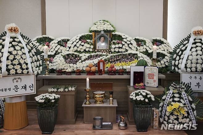 [광주=뉴시스] 문재인 대통령과 부인 김정숙 여사가 9일 오후 광주 동구 조선대병원장례식장에 마련된 고(故) 이한열 열사의 모친 배은심 여사의 빈소를 찾아 조문했다. 사진은 고(故) 이한열 열사의 모친 배은심 여사의 빈소. (사진=청와대 제공) 2022.01.09.  photo@newsis.com