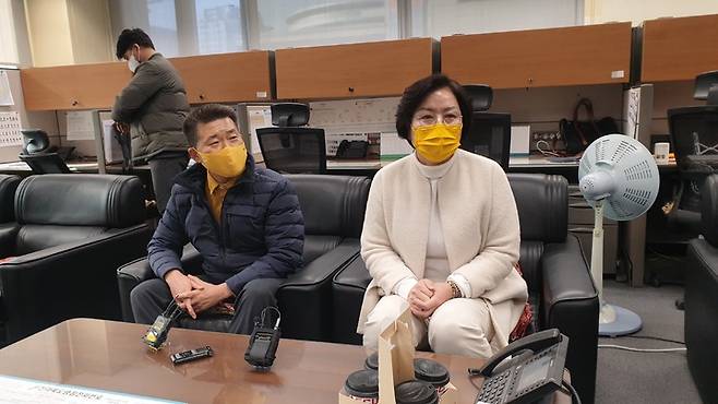 [전주=뉴시스] 김민수 기자= 최영심 전북도의원(오른쪽)이 10일 도의회 기자실에서 지방선거 지역구 출마를 밝히고 있다. 2022.01.10 leo@newsis.com  *재판매 및 DB 금지