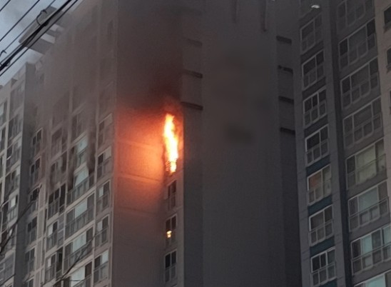 8일 오후 5시 32분쯤 포항시 북구 양덕동 한 아파트에서 화재가 발생, 입주민들이 긴급 대피한 가운데 아파트 외벽이 불타고 있다. 뉴스1