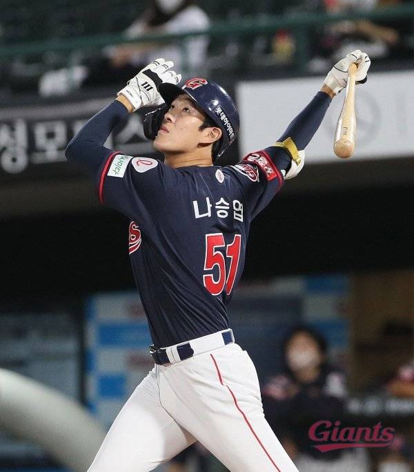 2년차 롯데 나승엽의 데뷔 시즌 등번호는 51번이었다. 하지만 1년 만에 바꿨다. 절친했던 형이자 롤 모델 손아섭의 31번이 올 시즌부터 그의 이름 아래 새겨진다. 사진제공 | 롯데 자이언츠