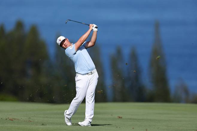임성재가 10일 미국 하와이주 마우이섬의 카팔루아 플랜테이션 코스에서 열린 PGA 투어 센트리 토너먼트 오브 챔피언스 최종라운드 4번홀에서 어프로치샷을 하고 있다. ㅣ게티이미지