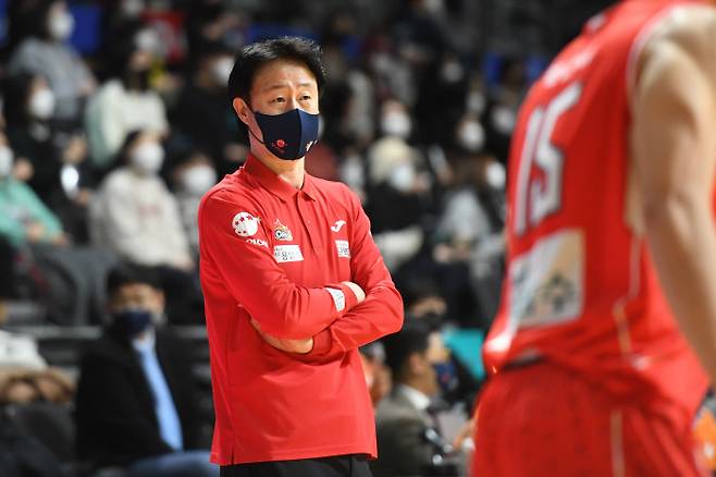 오리온 강을준 감독이 10일 KT전을 지켜보고 있다. KBL 제공