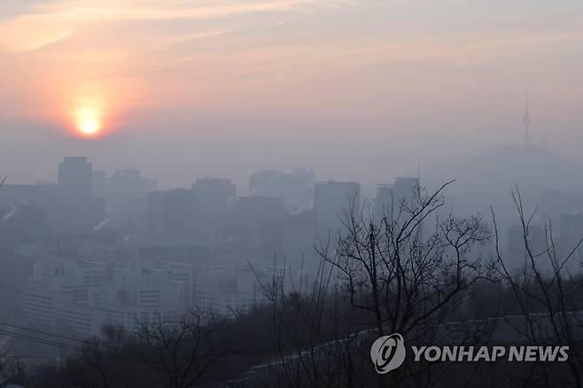 뿌연 도심 (서울=연합뉴스) 김주성 기자 = 서울 시내 미세먼지가 매우 나쁨 수준을 보인 10일 오전 서울 종로구 인왕산 성곽길에서 바라본 도심 하늘이 뿌옇다. 2022.1.10 utzza@yna.co.kr