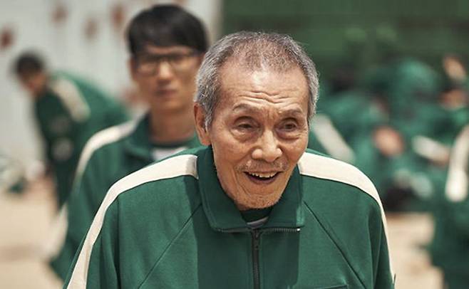 '오징어게임' 오영수, 골든글로브 연기상 (서울=연합뉴스) 한국인 배우 최초로 미국 골든글로브에서 남우조연상을 수상한 배우 오영수.
    넷플릭스 시리즈 '오징어 게임'에서 오일남을 연기한 오영수는 9일(현지시간) 미국 LA 베벌리힐스 힐튼 호텔에서 열린 제79회 골든글로브 시상식에서 TV 드라마 남우조연상을 수상했다. 2022.1.10
    [넷플릭스 제공. 재판매 및 DB 금지] photo@yna.co.kr