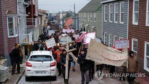 프랑스 해외영토 생피에르에미클롱에서 열린 백신 패스 반대 시위 [AFP=연합뉴스. 재판매 및 DB 금지]