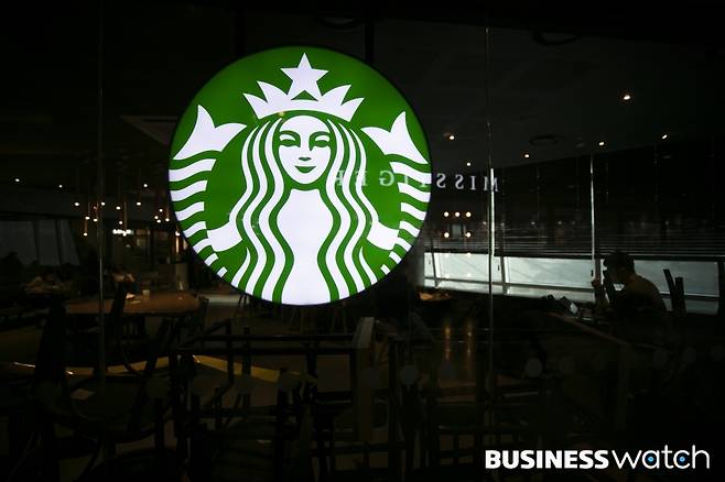 10일 서울의 한 스타벅스에서 한 시민이 커피를 마시고 있다. 스타벅스 코리아는 국제시장 커피 원두 가격 급등으로 오는 13일부터 일부 음료 가격을 인상한다./사진=이명근 기자 qwe123@