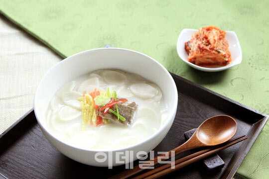 새해에 떡국을 먹는 한국