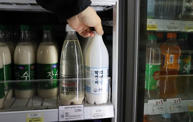▲서울 시내 한 편의점 냉장 매대에 진열된 막걸리(탁주) 모습.(사진=연합뉴스)