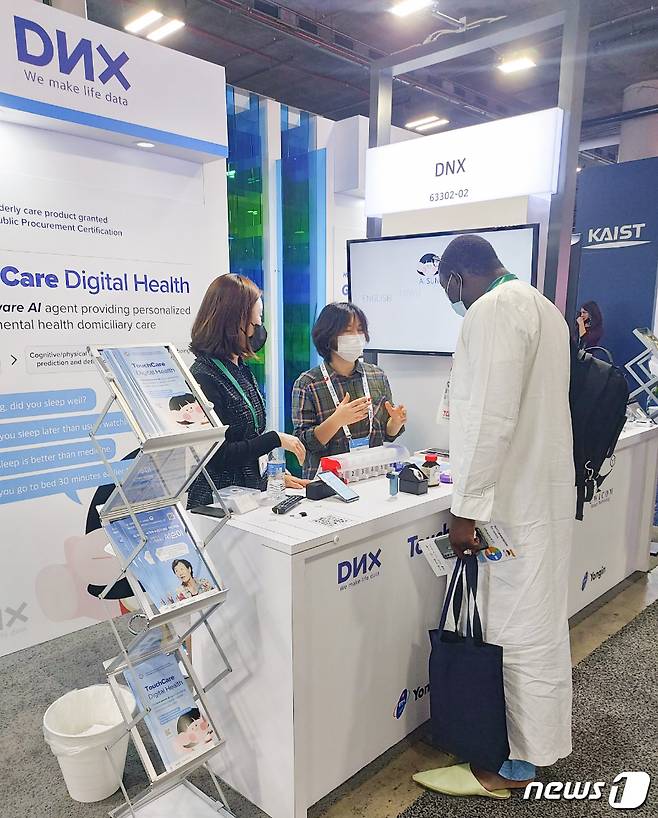 미국 라스베가스 컨벤션 센터에서 열린 'CES 2022'에 참가한 한 용인시 기업이 바이어와 상담을 하고 있다.(용인시 제공) © News1