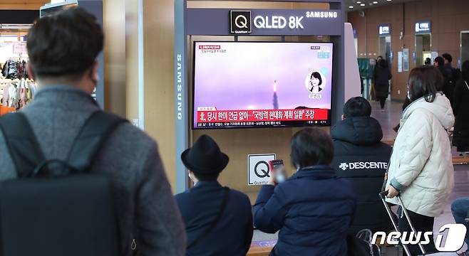 북한이 동해상으로 탄도미사일 추정 발사체를 발사한 11일 오전 서울역에서 시민들이 대형TV를 통해 관련 뉴스를 시청하고 있다. 2022.1.11/뉴스1 © News1 임세영 기자