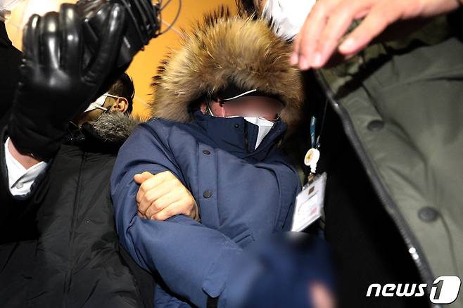 '회삿돈 1880억원 횡령' 혐의를 받는 오스템임플란트 직원 이 모씨가 6일 새벽 서울 강서경찰서로 압송되고 있다. 서울 강서경찰서는 지난 5일 오후 8시부터 피의자 주거지가 있는 경기도 파주시 소재 4층짜리 다세대 주택을 압수수색하던 중 오스템 직원 이모씨(45)를 발견해 이날 오후 9시10분쯤 체포했다. 2022.1.6/뉴스1 © News1 성동훈 기자