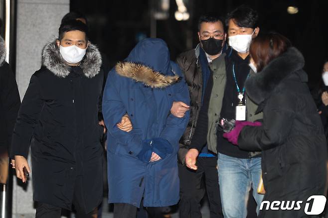 '회삿돈 2215억원 횡령' 혐의를 받는 오스템임플란트 직원 이 모씨가 6일 새벽 서울 강서경찰서로 압송되고 있다. 서울 강서경찰서는 지난 5일 오후 8시부터 피의자 주거지가 있는 경기도 파주시 소재 4층짜리 다세대 주택을 압수수색하던 중 오스템 직원 이모씨(45)를 발견해 이날 오후 9시10분쯤 체포했다. 2022.1.6/뉴스1 © News1 성동훈 기자