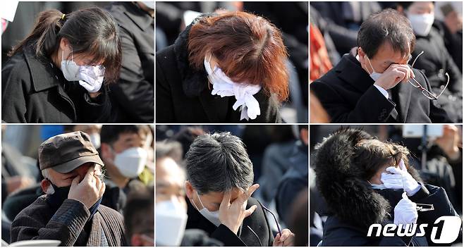 11일 오전 광주 동구 5·18민주광장에서 열린 고(故) 이한열 열사 어머니 배은심 여사 사회장 노제에 참석한 유족과 추모객들이 눈물을 훔치고 있다. 2022.1.11/뉴스1 © News1 황희규 기자