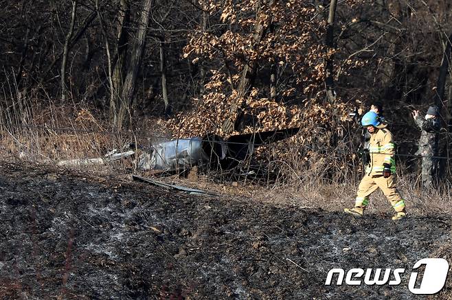11일 오후 경기도 화성 태봉산 자락에 F-5E 전투기가 추락해 공군 관계자들이 기체를 수습하고 있다. 전투기에는 A대위(30대) 홀로 탑승 중이었으며 폭발물 등은 탑재돼 있지 않은 것으로 알려졌다. A대위는 고도 600m 상공에서 비상 탈출한 것으로 전해졌다. 2022.1.11/뉴스1 © News1 김영운 기자