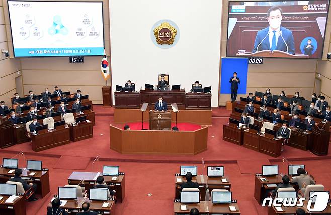 하병필 경남도지사 권한대행이 11일 경남도의회에서 연설하고 있다.(경남도 제공)2022.1.11.© 뉴스1