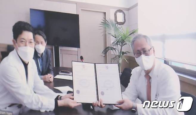 ‘마이헬스웨이 시스템 구축사업’ 업무협약식(강원대병원 제공) 2022.1.11/뉴스1