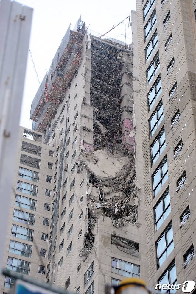 11일 오후 광주 서구 화정동 한 아파트 공사현장에서 외벽 붕괴 사고가 발생했다. 사진은 사고가 발생한 아파트 공사현장 모습.2022.1.11/뉴스1 © News1 정다움 기자