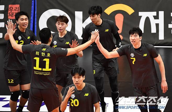 2021-2022 V리그 남자부 OK금융그룹과 현대캐피탈의 경기가 11일 안산상록수체육관에서 열렸다. 현대캐피탈 허수봉이 득점 후 환호하고 있다. 안산=박재만 기자 pjm@sportschosun.com/2022.01.11/