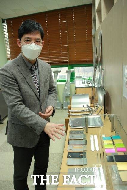 핸드폰 부품 등에 사용되는 '에코 알막'/ 인천= 김경호 기자