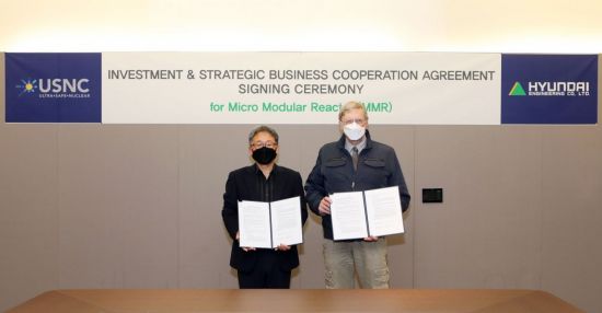 김창학 현대엔지니어링 사장(왼쪽)과 프란체스코 베네리 USNC CEO가 투자협약을 체결하고 기념사진을 촬영하고 있다.