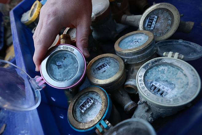 작년 12월 26일 오전 서울 종로구 서울시설공단 중부수도관리소에 이날 추위로 동파되며 수거한 계량기들이 놓여 있다. 이날 서울 아침 최저 기온이 영하 15.5도로 올겨울 최저를 기록하는 등 전국이 영하권 날씨를 보였다. /연합뉴스