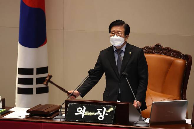 11일 오후 서울 여의도 국회 본회의에서 박병석 국회의장이 의사봉을 두드리고있다. (공동취재사진) 2022.01.11. photo@newsis.com