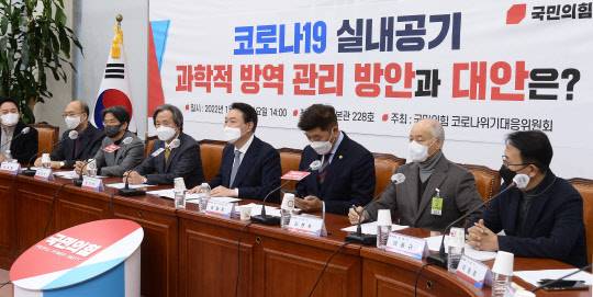 국민의힘 윤석열(왼쪽 다섯째) 대선 후보가 11일 오후 서울 여의도 국회에서 열린 '코로나19 실내공기 과학적 방역관리 방안과 대안 모색 토론회'에서 발언하고 있다.[국회사진기자단·연합뉴스]