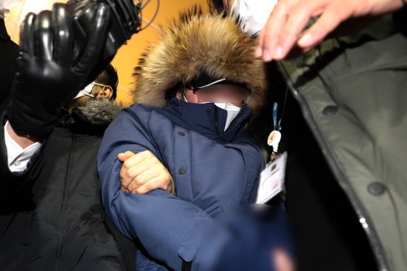 '회삿돈 횡령' 혐의를 받는 오스템임플란트 직원 이 모씨가 6일 새벽 서울 강서경찰서로 압송되고 있다./사진=뉴스1