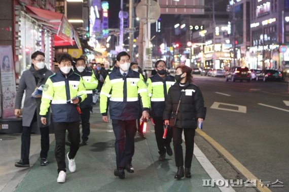 김상돈 의왕시장-자율방범연합대 10일 야간순찰 동행. 사진제공=의왕시
