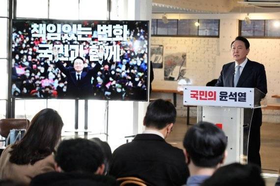 윤석열 국민의힘 대선 후보가 11일 오전 서울 성동구 성수동 할아버지공장 카페에서 '진심, 변화, 책임'이란 키워드로 국가 운영 방향에 대한 신년 기자회견을 하고 있다. 사진=서동일 기자